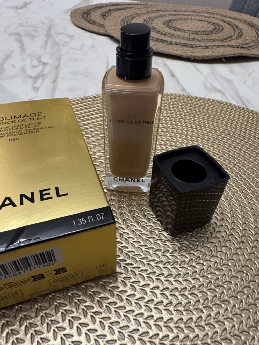 CHANEL Sublimage L'Essence de Teint Foundation - Beige / Gold Packaging - Picture 3 of 4
